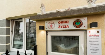 Bydgoszcz. Prawie 2-letnie dziecko podrzucone do okna życia