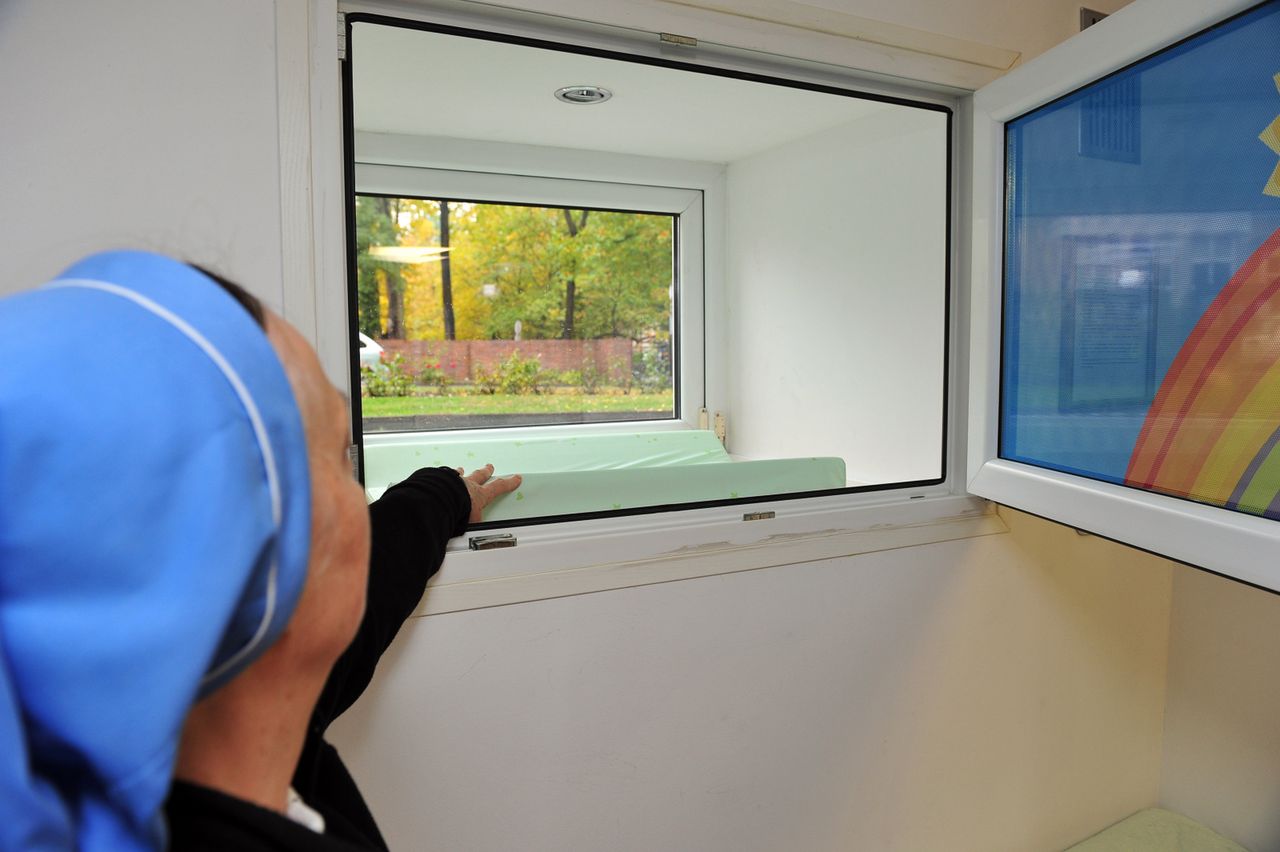 Zostawiła dzieci w "oknie życia". Nie jest wcale taką złą matką 