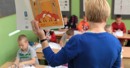 Karta nauczyciela. Pedagodzy masowo przechodzą na wcześniejszą emeryturę