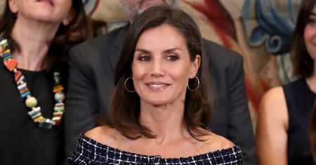 Królowa Letycja zaskoczyła swoją stylizacją. Tania sukienka z sieciówki
