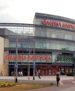 Gdańsk: biegał z ostrą maczetą po centrum handlowym. Zranił człowieka i zaatakował policjantów