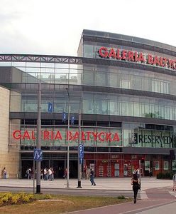 Gdańsk: biegał z ostrą maczetą po centrum handlowym. Zranił człowieka i zaatakował policjantów