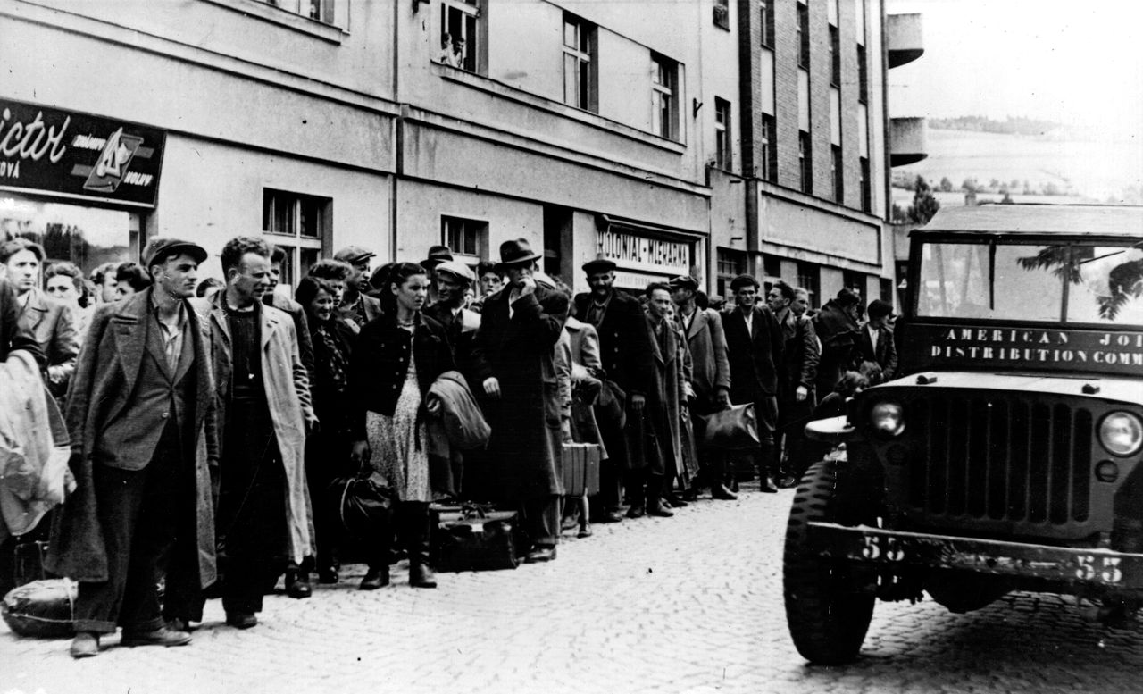 1945: Żydowscy uchodźcy po opuszczeniu Polski w 1945 roku. (Photo by Fox Photos/Getty Images) 