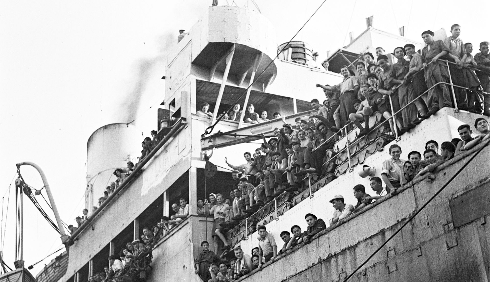 HAIFA, PALESTINE - JULY 15, 1945: The British ship Mataroa arrives with 1,204 Jewish survivors of the Nazi persecution in Europe on July 15, 1945 at the northern port of Haifa in what was the British Mandate for Palestine. (Photo by Zoltan Kluger/GPO via Getty Images)