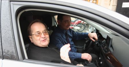 O. Tadeusz Rydzyk komentuje historię z bezdomnym. "Kupił dwa golfy - czerwonego i ciemnozielonego"