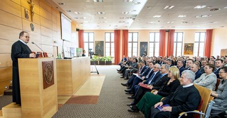 Ojciec Rydzyk chce kształcić pielęgniarki. "Potrzeba ludzi etycznych"
