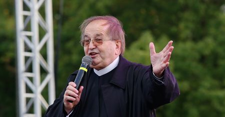 TV Trwam ze spadkiem oglądalności o 30 procent. Widzowie zadali mu cios, ale to nie jedyne problemy ojca Rydzyka