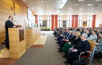 Ojciec Rydzyk chce kształcić pielęgniarki. "Potrzeba ludzi etycznych"