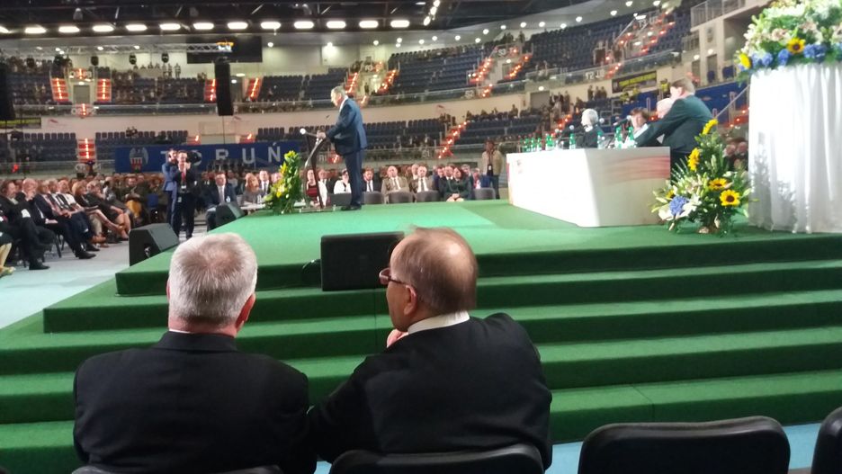 O. Tadeusz Rydzyk na konferencji w Toruniu. W tle przemawia Jan Szyszko
