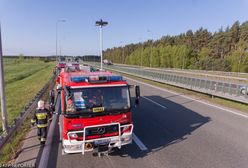 Pożar busa na S7 i korki. Wcześniej groźne dachowanie
