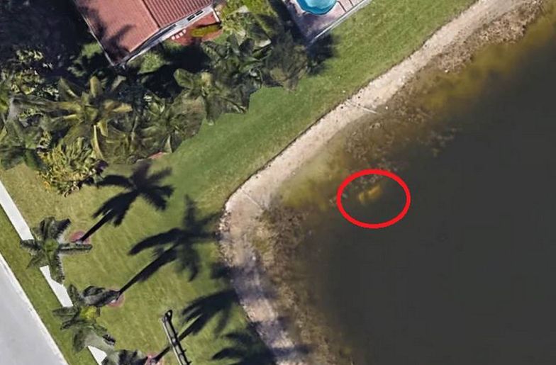 Zdjęcie satelitarne z Florydy, na którym widać wrak auta. Były w nim zwłoki mężczyzny zaginionego 20 laty wcześniej.