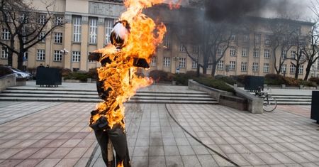Wyrok za spalenie kukły Żyda dla Piotra R. został obniżony. "Gorszy sort"