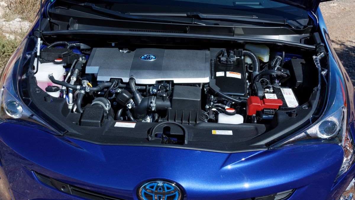 Hybrydy w gęstym ruchu miejskim spalały zaledwie około 5 litrów paliwa. Tymczasem wozy spalinowe miały wyniki… dokładnie dwa razy gorsze.