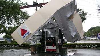 Zniszczona stacja benzynowa