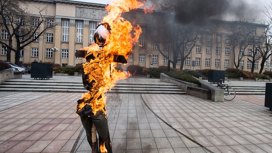 Płonąca "anonimowa" kukła przed siedzibą Sądu Okręgowego na placu Dąbrowskiego w Łodzi w ramach happeningu - to reakcja na wyrok 10 miesięcy więzienia dla Piotra Rybaka