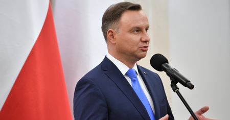 Nowy sondaż. Polacy zapytani czy Andrzej Duda łamie konstytucję