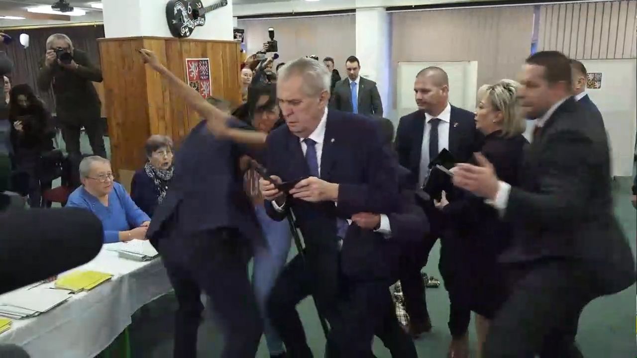 Prezydent zaatakowany przez półnagą aktywistkę. "Jesteś dziwką Putina"