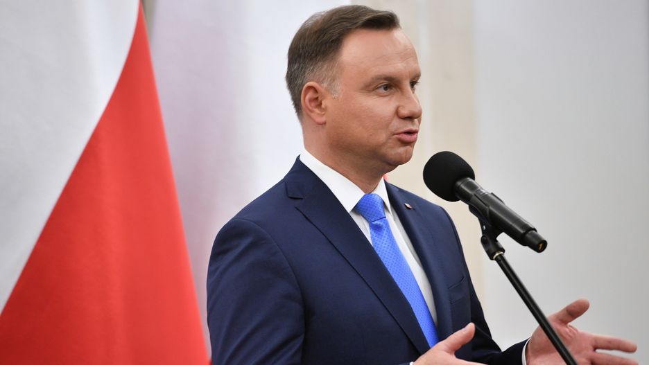 Większość Polaków uważa, że Andrzej Duda łamie konstytucję