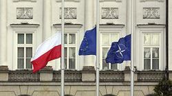 Opuszczone do połowy flagi Polski, Unii Europejskiej i NATO przed Pałacem Prezydenckim