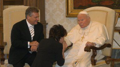 Prezydent Aleksander Kawśniewski z małżonką na prywatnej audiencji u Jana Pawła II