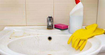 Jak usunąć osad z mydła i kamień? Dzięki tym tanim i łatwym sposobom utrzymasz łazienkę w czystości