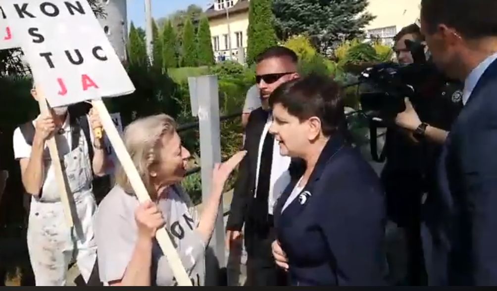 Beata Szydło na rozpoczęciu roku w Pcimiu. KOD puścił nagranie: "Te pieniądze im się po prostu należały"