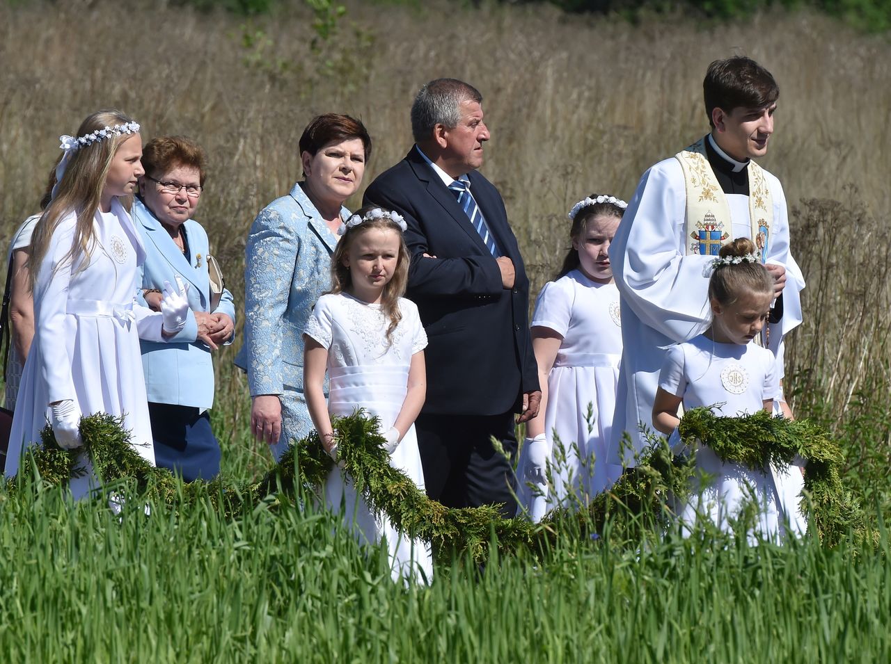 Beata Szydło w błękitach na mszy prymicyjnej syna