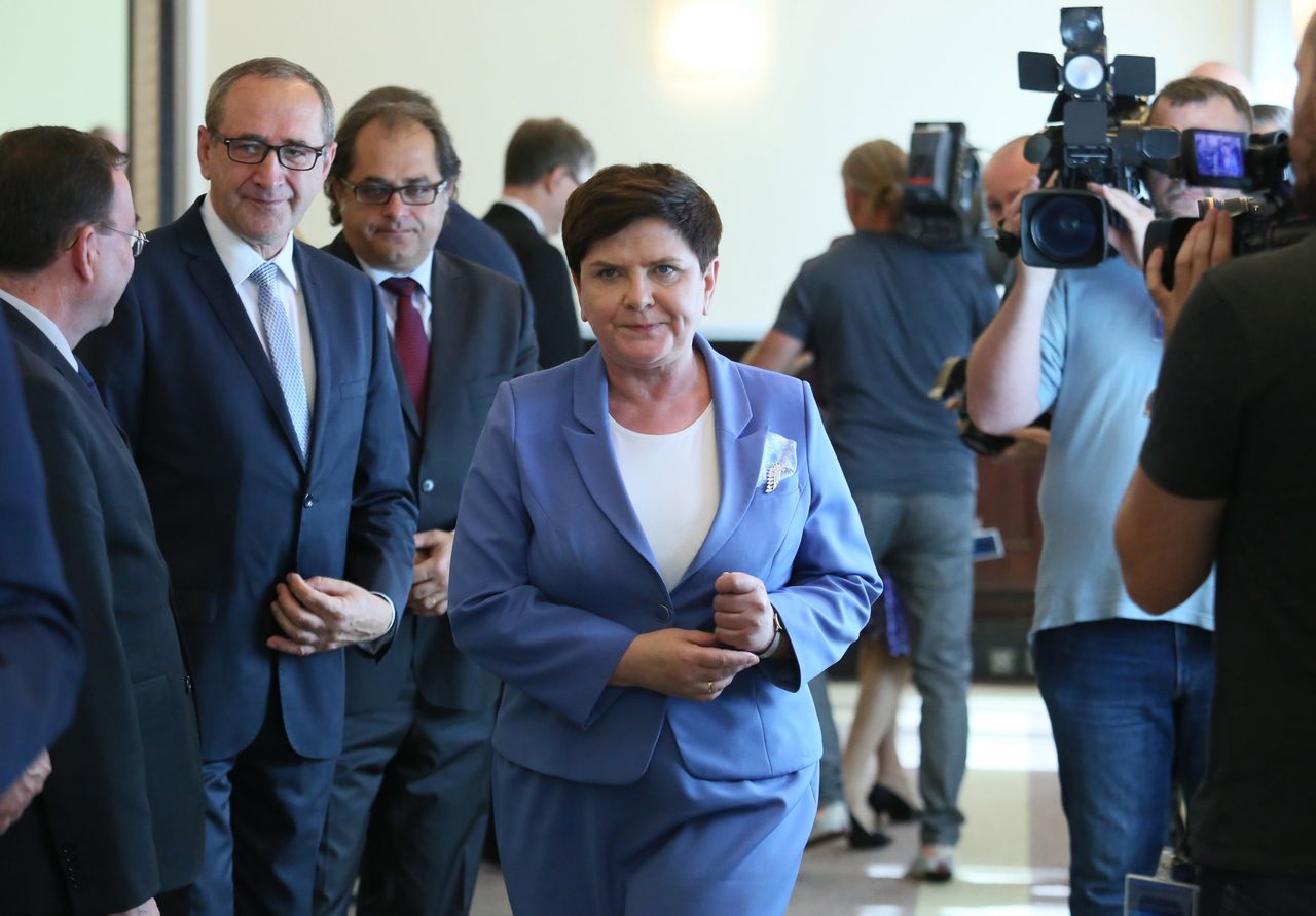 Broszki Beaty Szydło robią furorę. Teraz już nawet Polacy przysyłają premier biżuterię