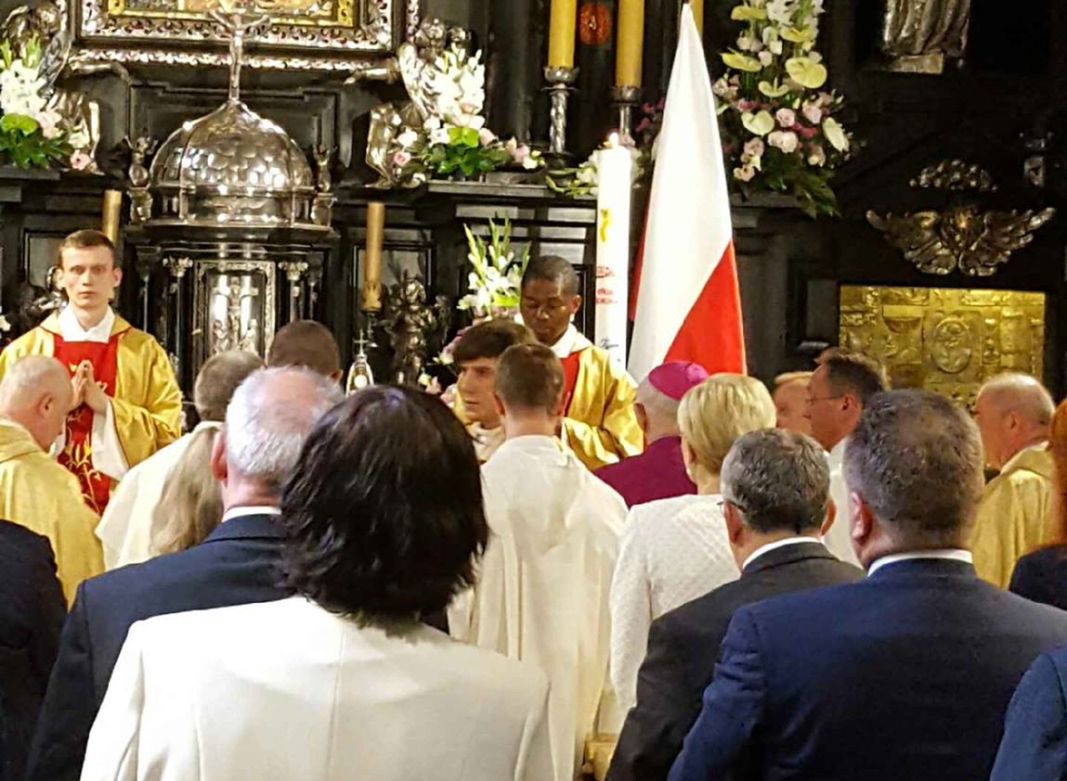 Syn Beaty Szydło odprawił mszę na Jasnej Górze. W ławkach cały rząd, Agata Duda i Jarosław Kaczyński