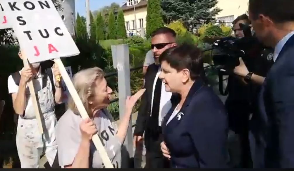 Beata Szydło na rozpoczęciu roku w Pcimiu. KOD puścił nagranie: "Te pieniądze im się po prostu należały"