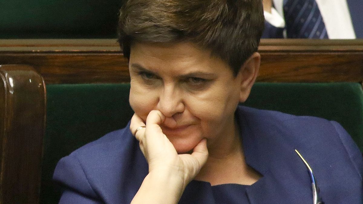 Beata Szydło gra na siebie i gra o twardy elektorat, który czuje się oszukany zmianą kursu - pisze Kataryna.