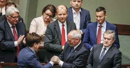 Kto powinien sterować Prawem i Sprawiedliwością? Wyborcy partii podzieleni