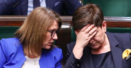 Upokarzający obraz Beaty Szydło. Mazurek wstawia się za koleżanką, odpowiada Manueli Gretkowskiej