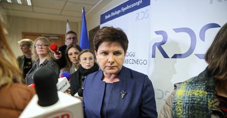 Morawiecki wbrew woli Szydło deleguje ją do rozmów ze związkami nauczycielskimi