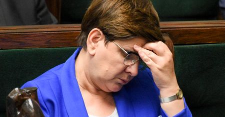 Styliści Szydło powinni stracić pracę. Wygląd pani premier w trakcie orędzia to jakaś pomyłka