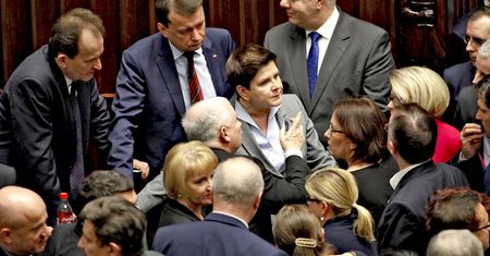 Nagrody w kancelarii premiera, 17 osób podzieliło się milionem złotych. PiS zastosowało sztuczkę księgową