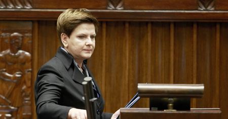 Szydło składa życzenia na Dzień Rodzicielstwa Zastępczego. Internauci komentują jej postawę podczas protestów