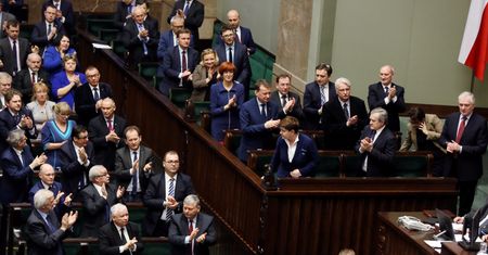 PiS powiększa przewagę nad opozycją. Najnowszy sondaż