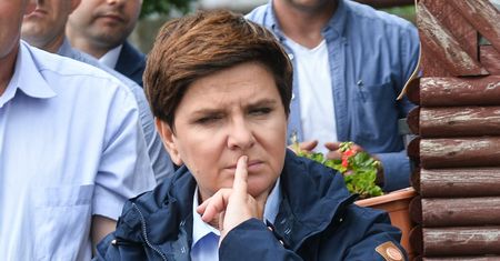 "Broszka zastanawiała się jaką broszkę przypiąć". Ostra krytyka działań rządu po nawałnicach