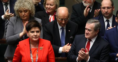 "Jak na letnim garden party". Beata Szydło "zaszalała" ze stylizacją na Zgromadzeniu Narodowym