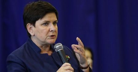 Spektakularny upadek Szydło. Z ukochanej matki-Polki zmieniła się w leniucha z rozbitej limuzyny