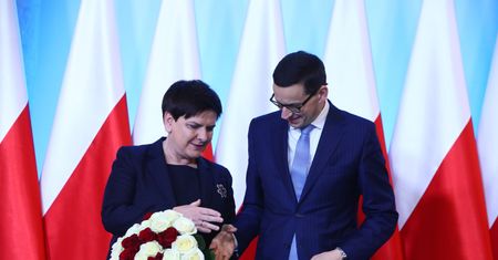 Szydło dostawała broszki, Morawiecki sześć butelek wina. Zobacz jakie prezenty dostają VIP-y