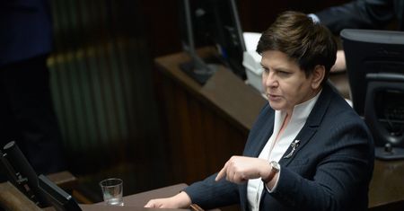Rząd PiS odkręcił kurek z pieniędzmi. Urzędnicy w rok dostali od ministrów prawie 114 mln zł