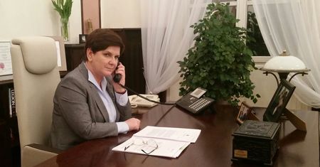 Wpadka premier Szydło. Internauci szybko wyłapali, że na zdjęciu jest coś nie tak