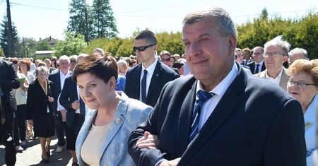 Za rządów Beaty Szydło szkoła dostała dotacje. Jednym z nauczycieli mąż byłej premier