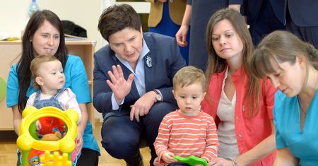 Premier Szydło u Rydzyka podsumowała program 500+