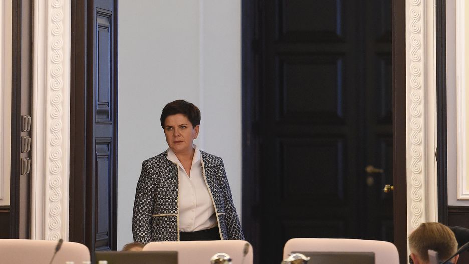 Po wygranej PiS, nad drzwiami do sali posiedzeń w Kancelarii Prezesa Rady Ministrów, zawieszono krzyż franciszkański. Naprzeciw niego zasiadała Beata Szydło