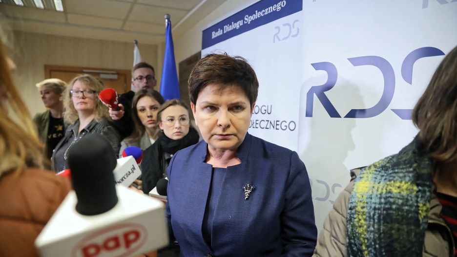 Wicepremier Beata Szydło w drodze na rozmowy ze związkami