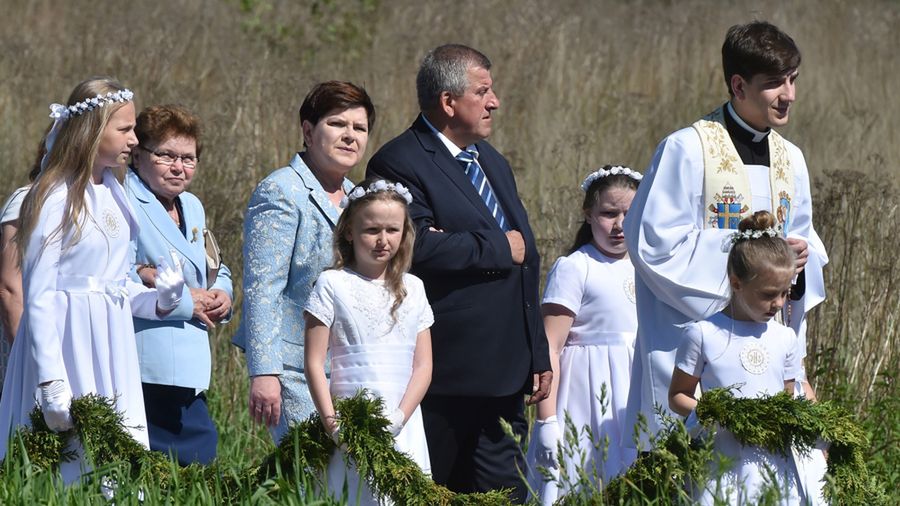 Ks. Tymoteusz Szydło idzie z rodziną na jego mszę prymicyjną 