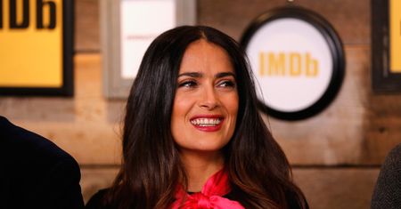 Salma Hayek rozwiewa plotki i publikuje kolejne zdjęcia. Zarzucono jej, że przesadza z botoksem